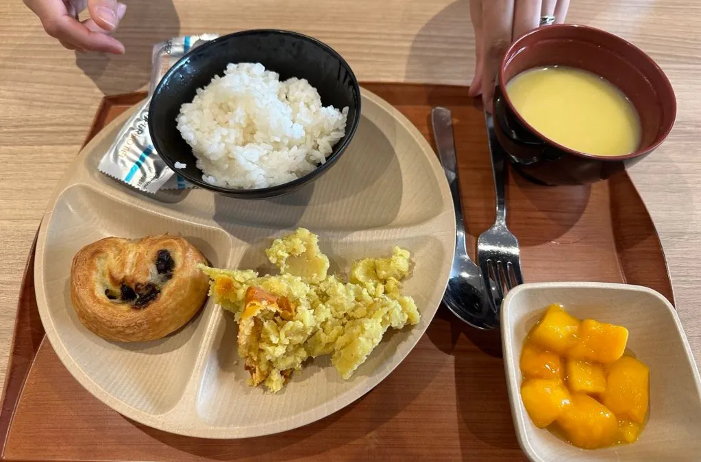Tokyo — Jour 5 : Petit Déjeuner Traditionnel, Harajuku et Café Pompompurin